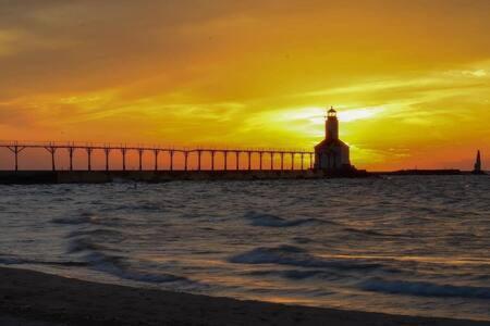 Spacious Upstairs 1Bed- Walking Distance To Beach Outlet Mall Michigan City Εξωτερικό φωτογραφία